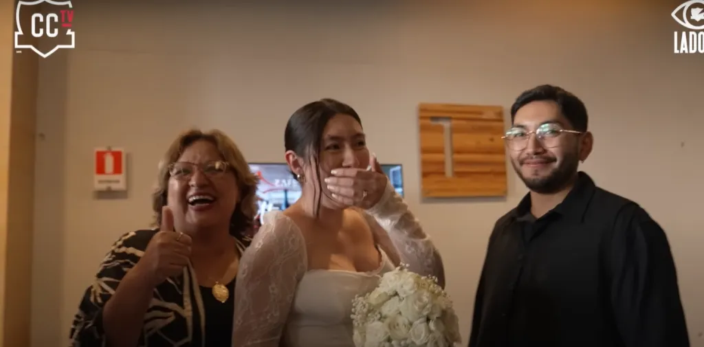 La abuela de la novia, la novia y el novio después de la llegada de Colo Colo. | Foto: Captura.