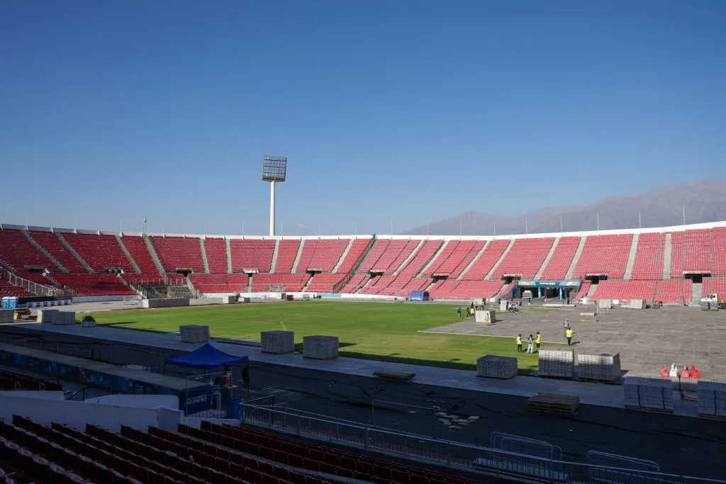 La cancha muestra un color amarillo donde se trabaja para el duelo de la selección chilena. Foto: IND.