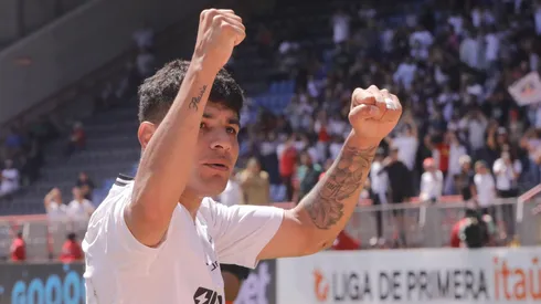 Claudio Aquino festejó así el gol que le anotó de penal a Huachipato.