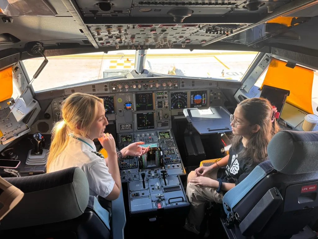 Amanda fue la invitada de lujo para conocer por dentro como funciona un vuelo. Foto: Cedida.