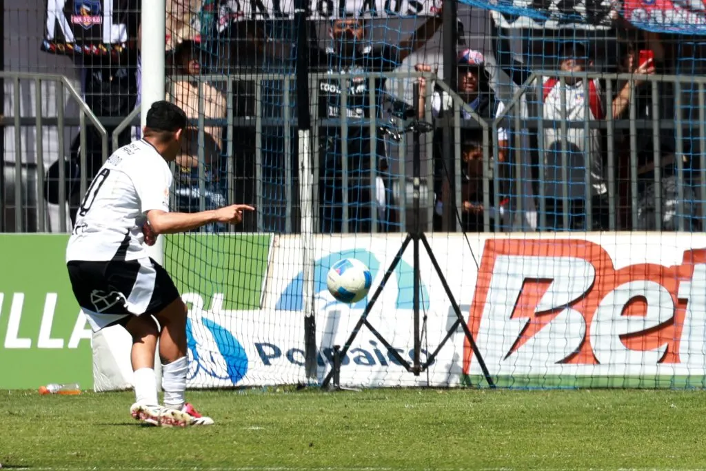 El gol de penal de Claudio Aquino ante Huachipato. (Eduardo Fortes/Photosport).