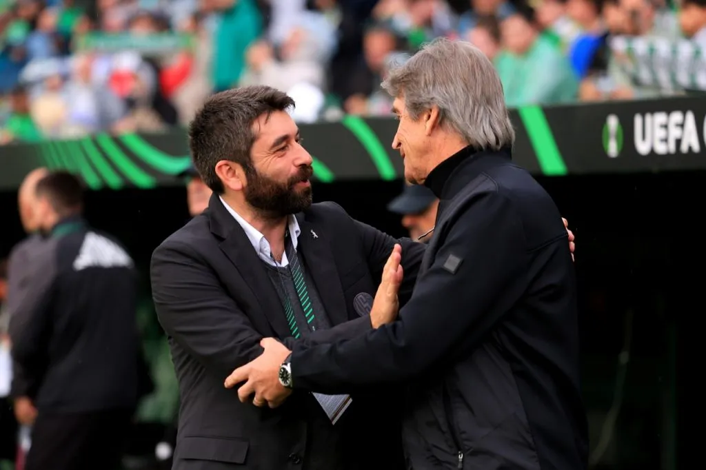 Manuel Pellegrini, DT del Betis junto a su par del Vitória Guimarães, Luís Freire (Getty Images)