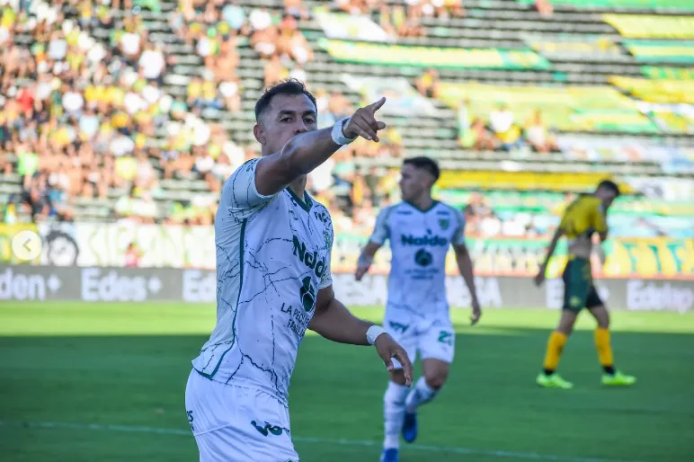 Iván Morales festejó así el gol que le anotó a Aldosivi el 1 de marzo. Fue su cuarto gol en Sarmiento de Junín. (Foto: Captura Instagram).
