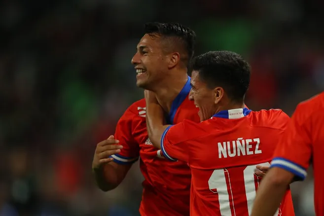 Iván Morales y Marcelino Núñez celebran ante México. (Mexsport/Photosport).