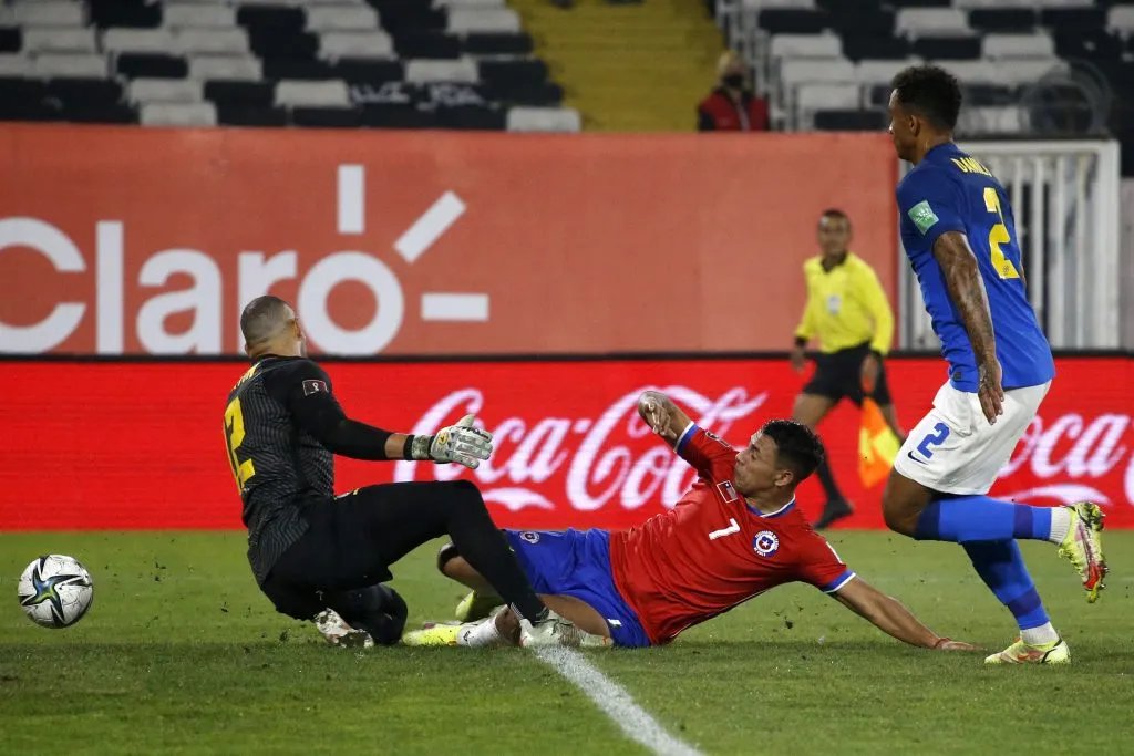 La jugada del gol anulado a Iván Morales ante Weverton de Brasil. (Andres Pina/Photosport).