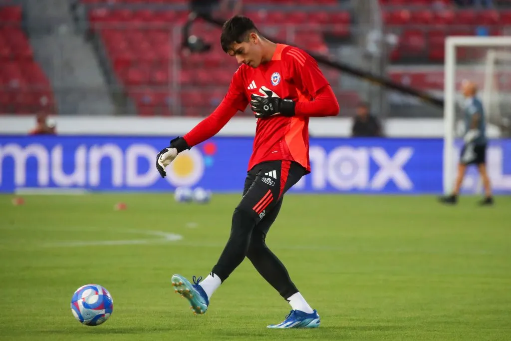 Vicente Reyes en el trabajo precompetitivo de la selección chilena. (Jonnathan Oyarzun/Photosport).