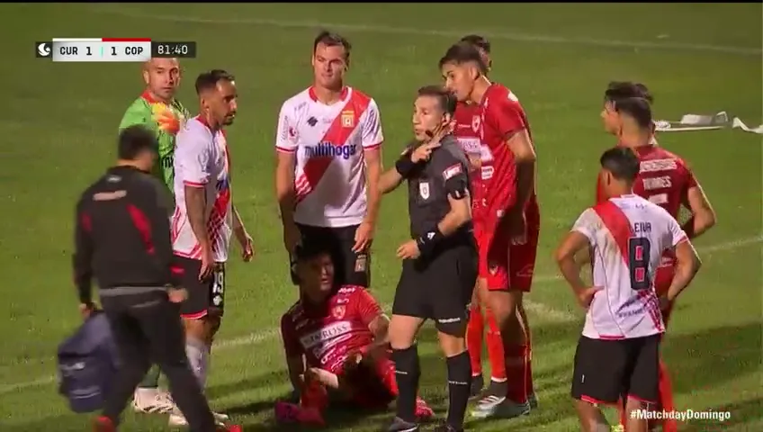 Rodrigo Orellana quedó muy dolorido por la fractura de clavícula. (Captura TNT Sports).