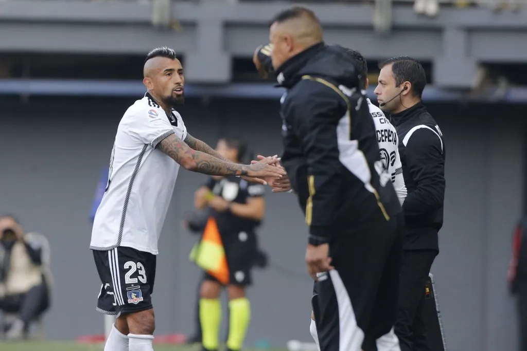 Vidal quiere jugar ante Everton, lo que no convence a Jorge Almirón