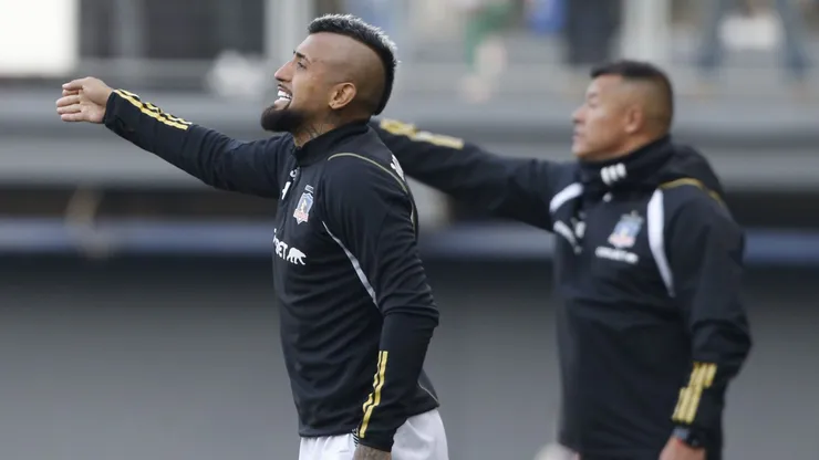 Almirón descarta a Vidal ante Everton