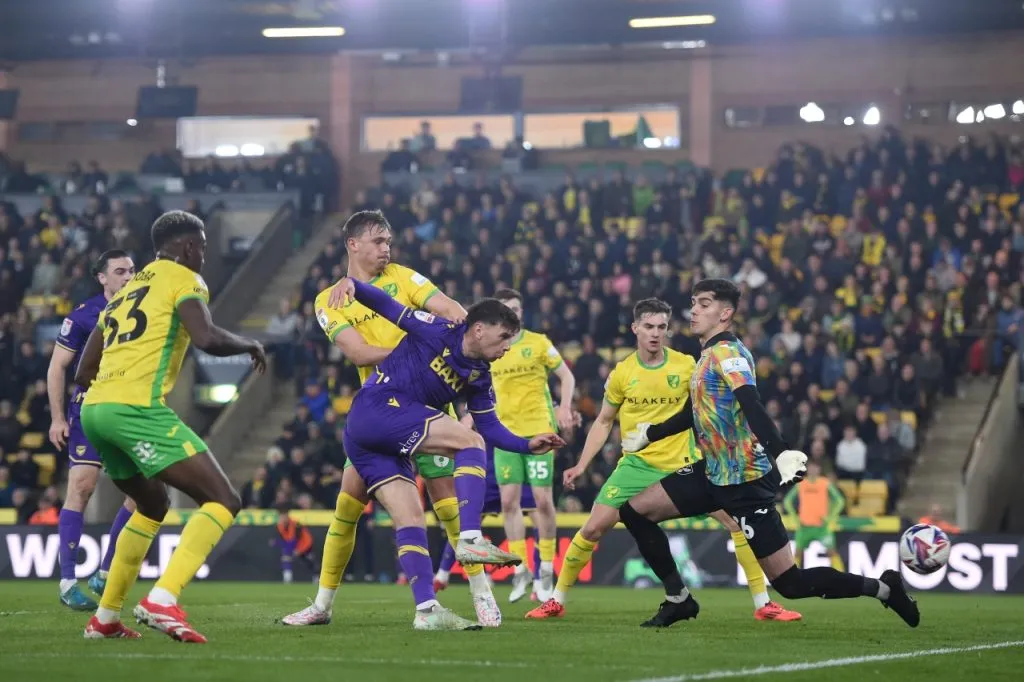 El momento en que Vicente Reyes recibió gol en su debut con Norwich (Getty Images)