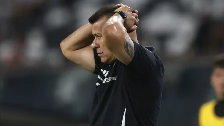 Jorge Almirón se verá muy afectado en Colo Colo por la selección chilena.