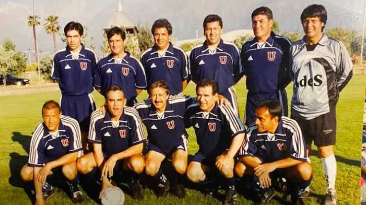 La postal cuenta con varios históricos de Colo Colo vestido de azul