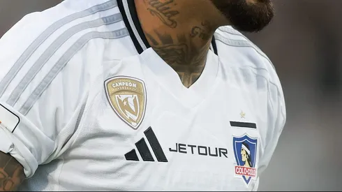 El escudo de campeón en la camiseta de Colo Colo masculino ha generado todo un debate tras el debut del femenino.
