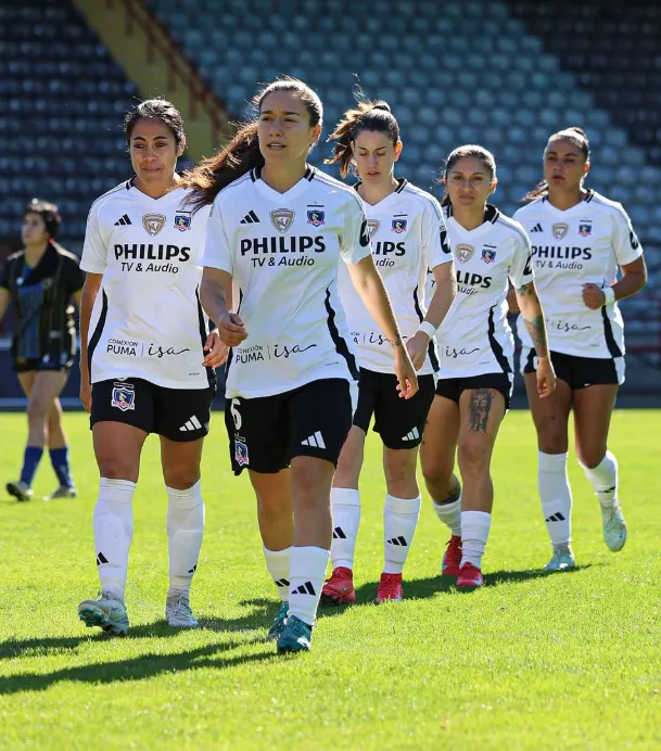 Colo Colo femenino debutó este sábado con el escudo de campeón del torneo en el centro y no sobre la marca de la indumentaria, sacando aplausos entre los hinchas. Foto: Colo Colo.