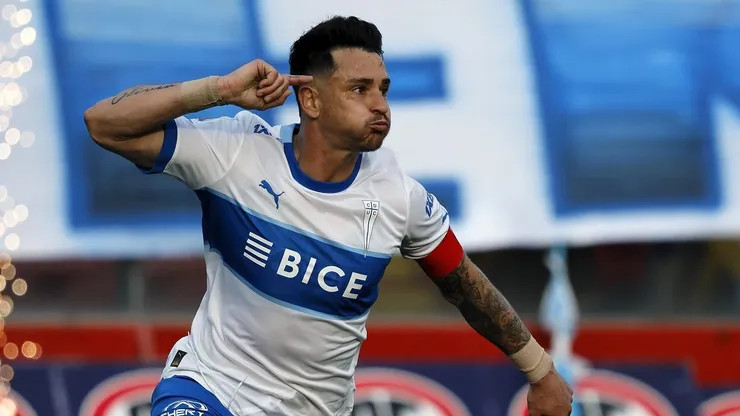 El jugador de la UC, Fernando Zampedri, celebra tras marcar un gol contra la U en 2019.