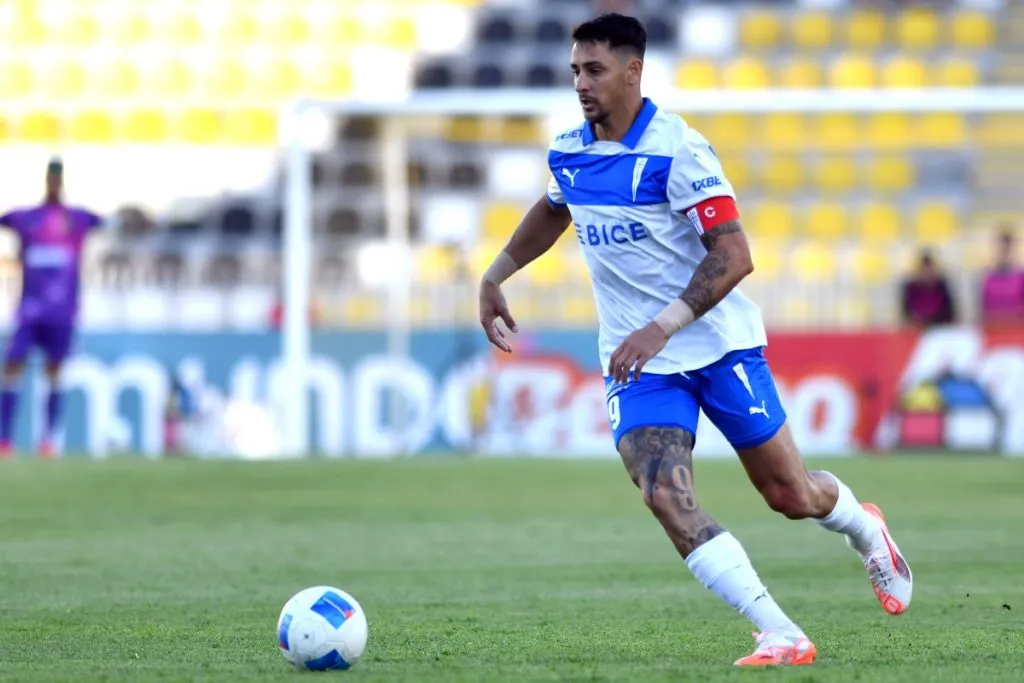 El jugador de la UC, Fernando Zampedri, durante el partido contra Coquimbo Unido (2025) (Photosport).