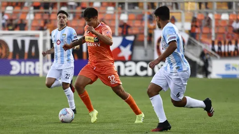 El jugador de Cobreloa, Eric Ahumada, disputa el balón con Gino Alucema de Magallanes (2020).