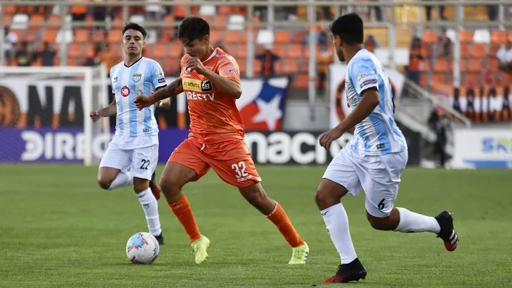 El jugador de Cobreloa, Eric Ahumada, disputa el balón con Gino Alucema de Magallanes (2020).
