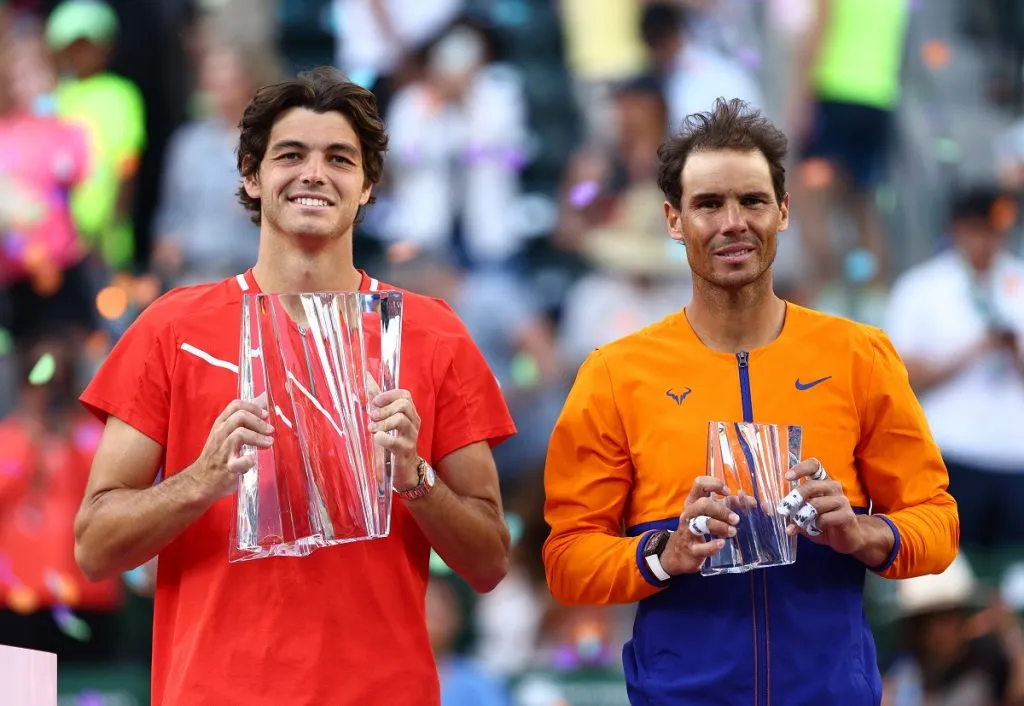 Taylor Fritz sostiene el trofeo del Indian Wells 2022  tras su victoria ante Rafael Nadal (Getty Images).