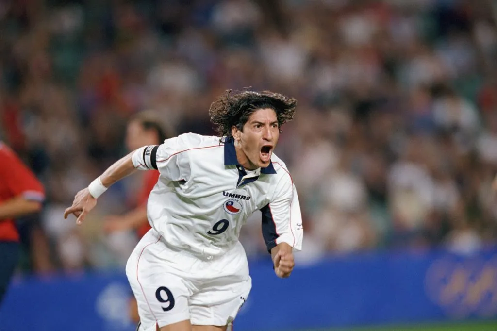 Iván Zamorano celebra uno de los dos goles con los que Chile derrotó a EE.UU. en la definición por el Bronce en los Juegos Olímpicos de Sydney 2000 | Getty Images