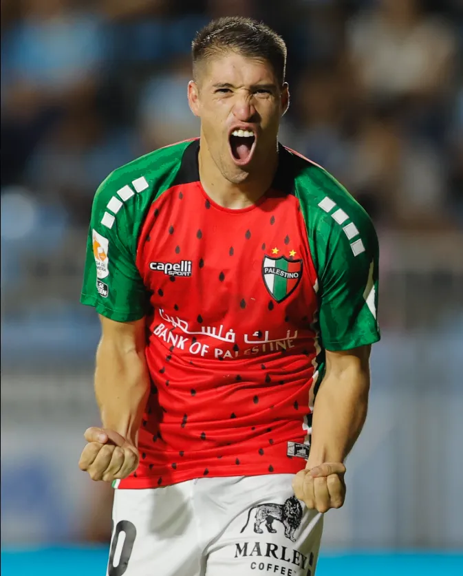 Gonzalo Tapia celebró así el 3-1 de Palestino sobre Iquique. (Foto: Palestino).