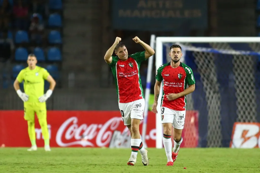 Gonzalo Tapia festeja junto al uruguayo Facundo Castro. (Alex Diaz/Photosport).