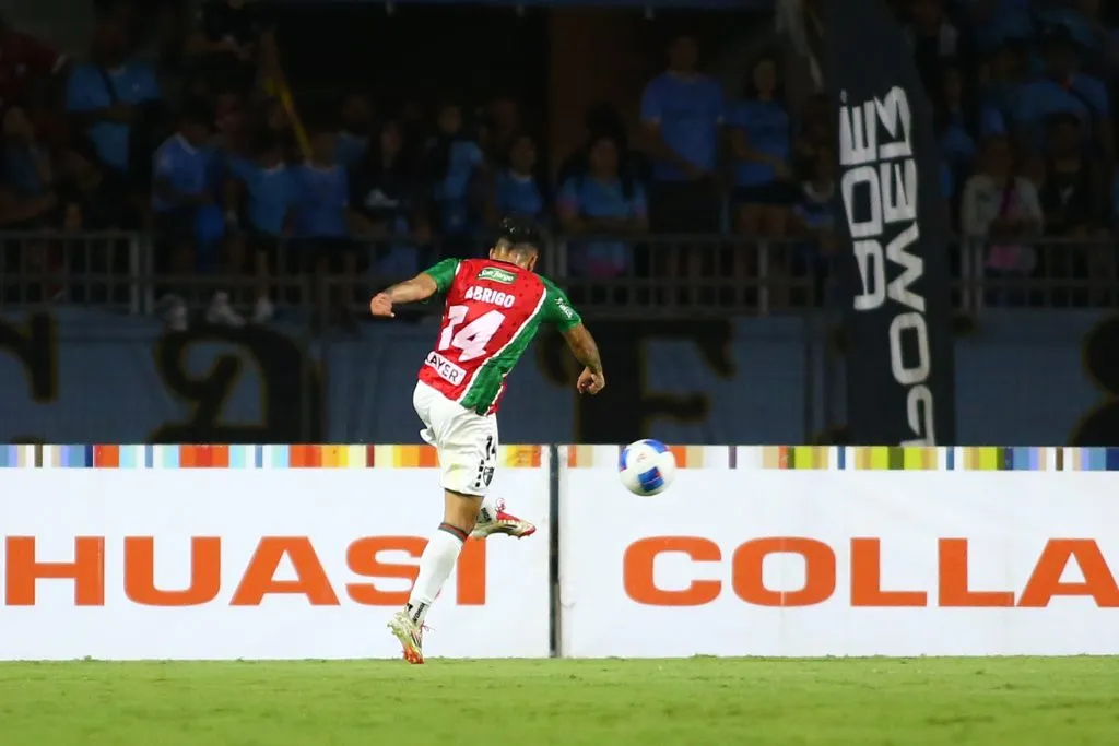 Así le pegó Abrigo en el golazo que anotó en el Tierra de Campeones. (Alex Diaz/Photosport).