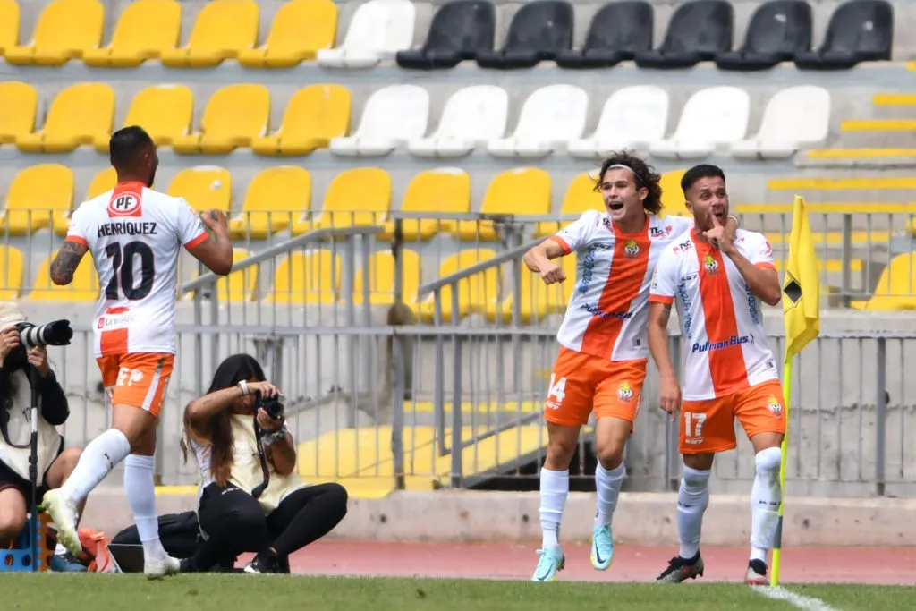 El festejo de Barrera, Triñanes y Jorge Henríquez. (Alejandro Pizarro Ubilla/Photosport).