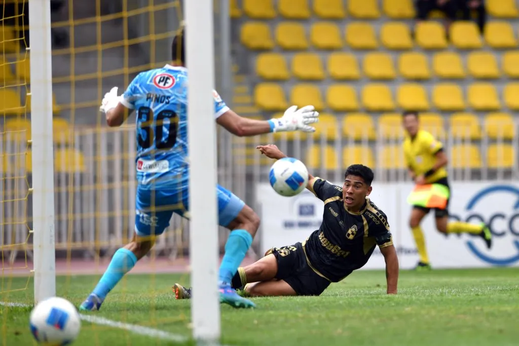 El gol de Francisco Salinas a Jorge Pinos en Coquimbo. (Alejandro Pizarro Ubilla/Photosport).
