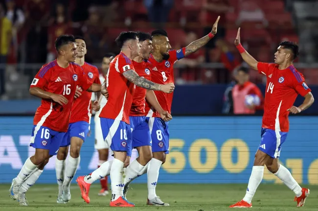 Vicente Pizarro (16) celebra uno de los goles de Chile ante Venezuela. (Andrés Piña/Photosport).