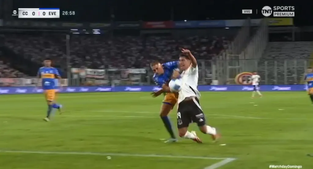 Diego Oyarzún ante Salomón Rodríguez. (Captura TNT Sports).