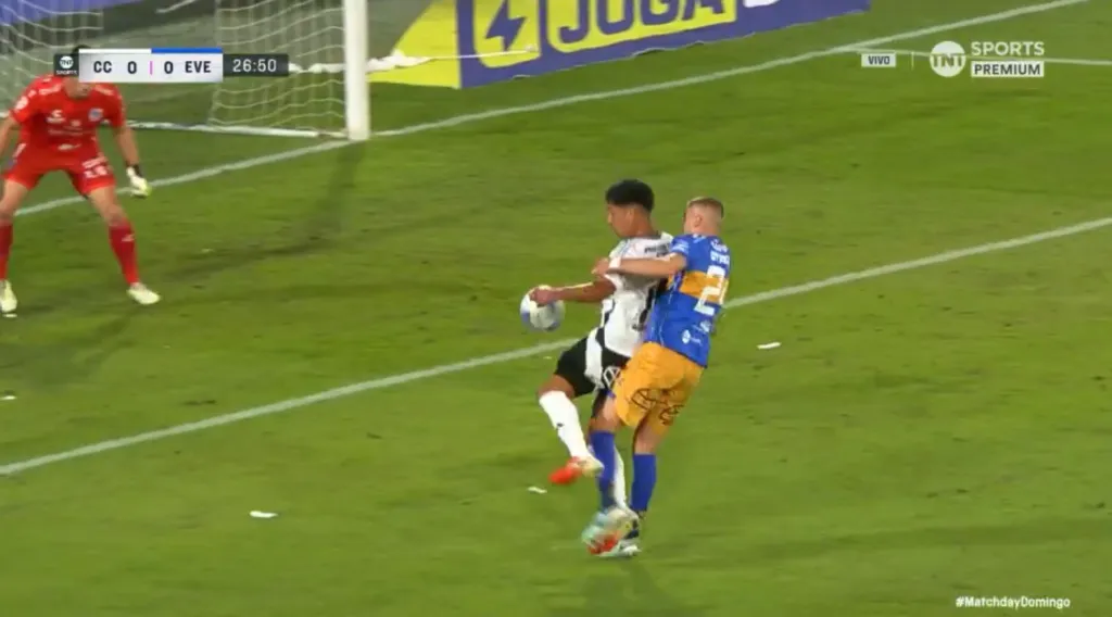 Otra toma de la marca de Oyarzún a Salomón Rodríguez. (Captura TNT Sports).