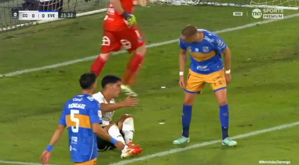 El reproche de Oyarzún a Salomón Rodríguez. (Captura TNT Sports).