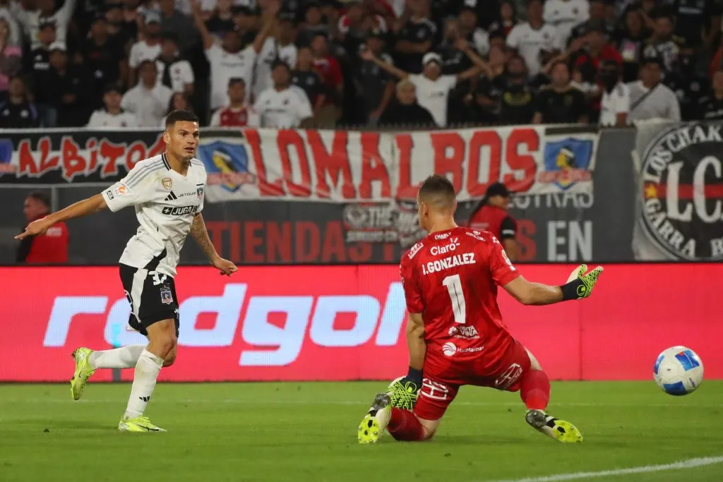 La definición de Lucas Cepeda en el segundo gol de Colo Colo contra Everton. Foto: Jonnathan Oyarzun/Photosport