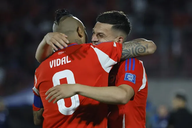 Lucas Cepeda y Arturo Vidal celebran ante Venezuela. (Andrés Piña/Photosport).