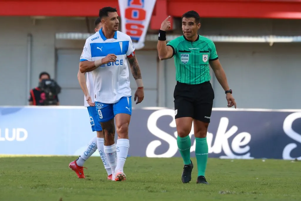 Universidad Católica mira La Florida antes de la idea de Colo Colo. Foto: Eduardo Fortes/Photosport