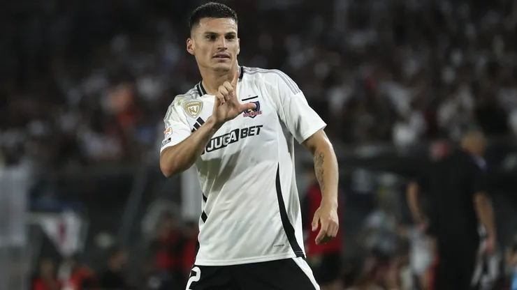 Lucas Cepeda celebrando en Colo Colo.