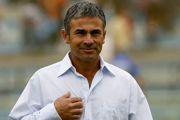 Juvenal Olmos ya no dirigirá profesionalmente tras años ofreciéndose a Universidad Católica. | Foto: Archivo.