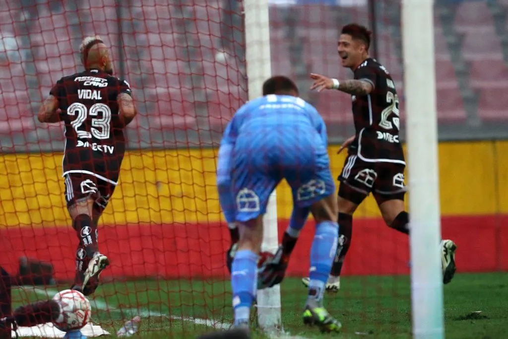 Vidal venció a Gillier con un cabezazo espectacular que celebró así. (Javier Salvo/Photosport).