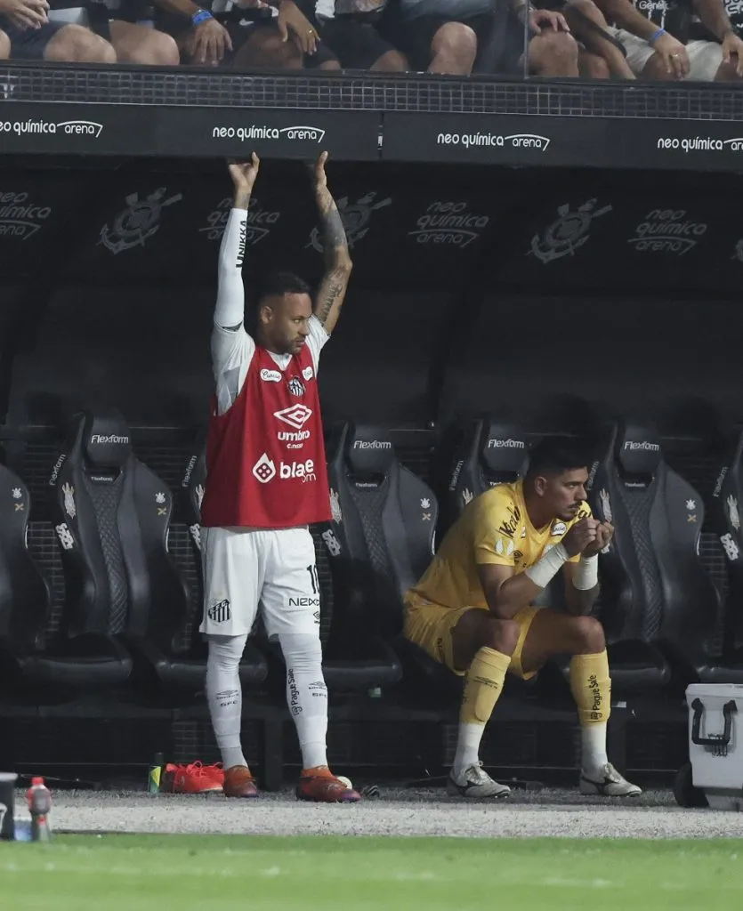 Neymar del Santos mira desde la banca durante el Campeonato Paulista el 9 de marzo de 2025 (Getty Images).