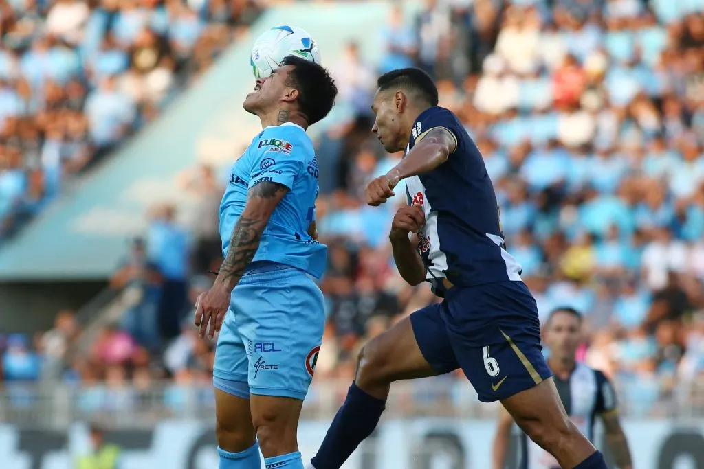 Renzo Garcés lucha un balón aéreo con Edson Puch. (Alex Diaz/Photosport).