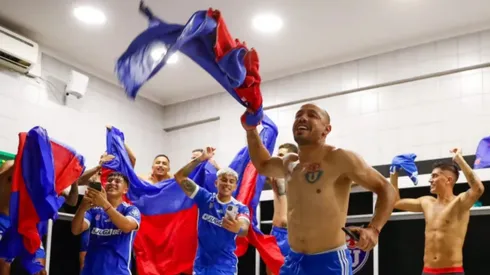 Marcelo Díaz celebra el triunfo de la U ante Colo Colo en el Estadio Monumental.