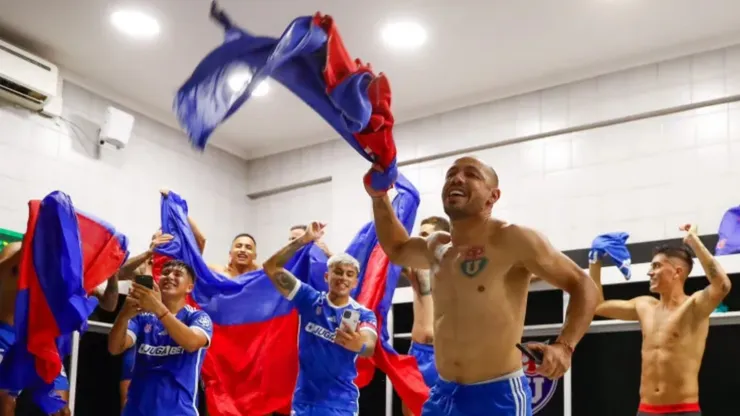 Marcelo Díaz celebra el triunfo de la U ante Colo Colo en el Estadio Monumental.