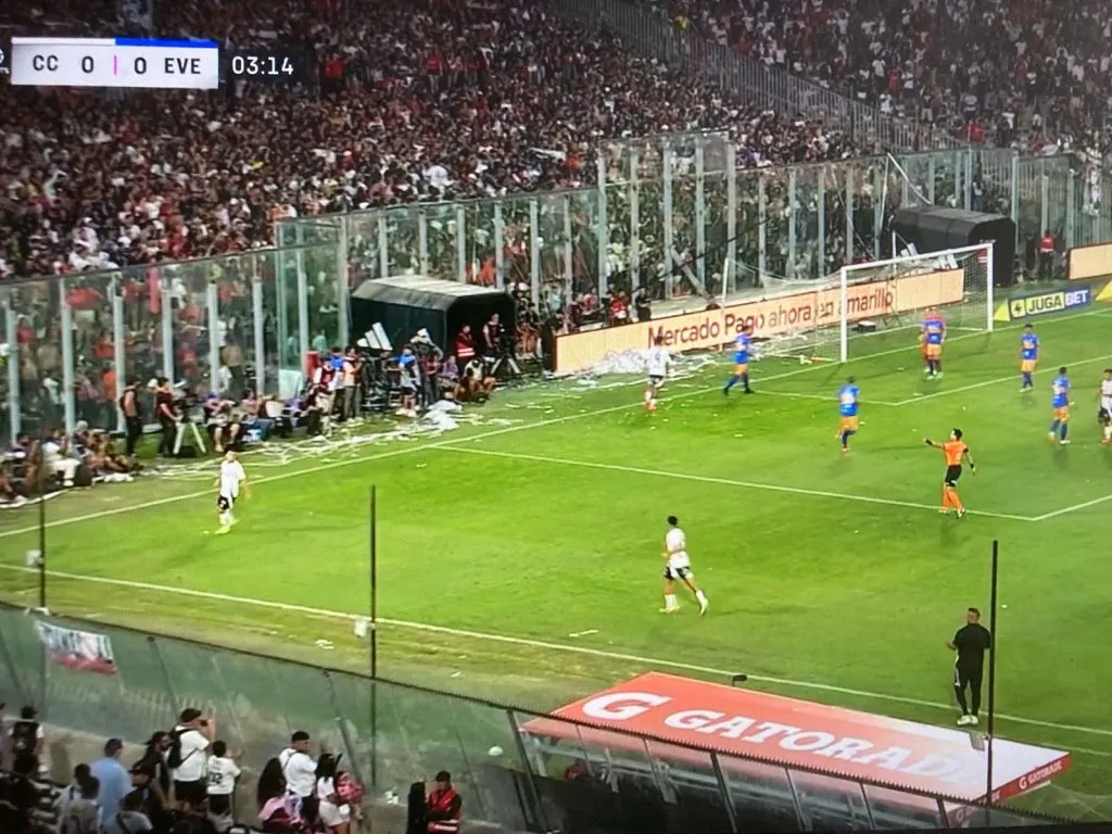 El momento en que Colo Colo gana un córner y Almirón se molesta por no poder jugarlo rápido