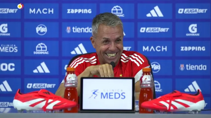 Gustavo Álvarez muestra su sonrisa por sus jugadores en la U.