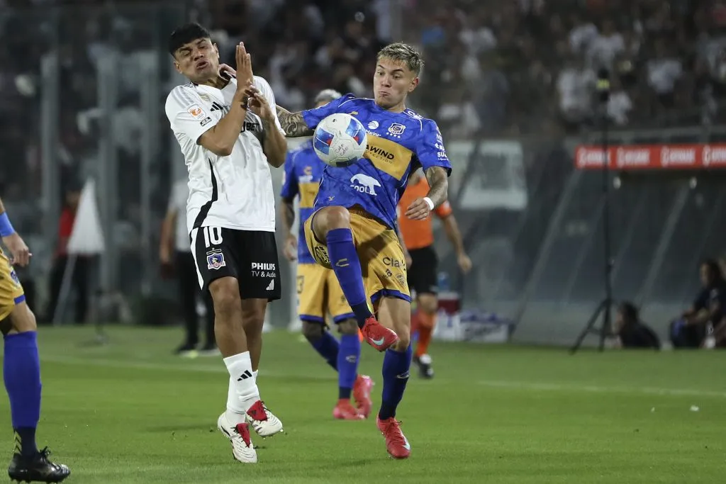 Lucas Soto marca a Claudio Aquino en el Monumental. (Felipe Zanca/Photosport).