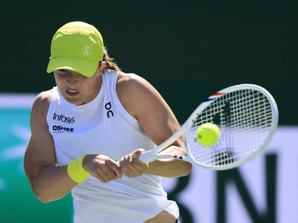 Iga Swiatek juega contra Dayana Yastremska en el Indian Wells 2025 (Getty Images).