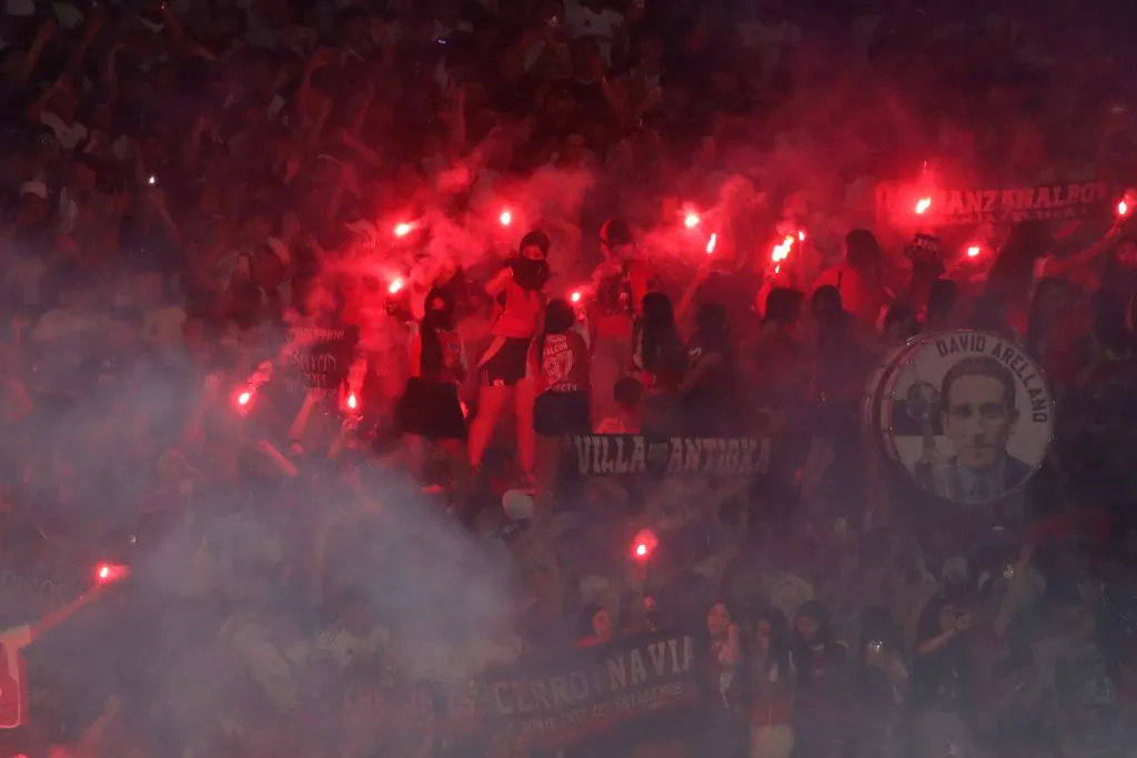 Bengalas y fuegos artificiales fueron consignados por el árbitro del duelo de Colo Colo ante Everton. Foto: Jonnathan Oyarzun/Photosport