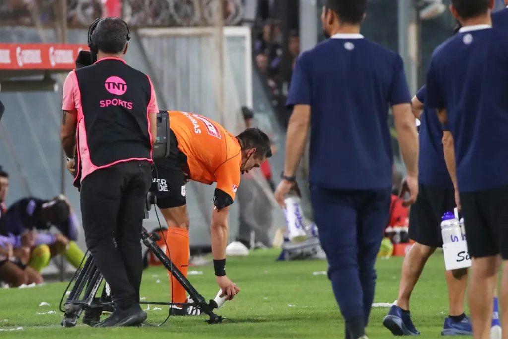 “Un vaso con líquido” arrojado desde el sector Océano también forma parte del informe arbitral contra Colo Colo. Foto: Jonnathan Oyarzun/Photosport