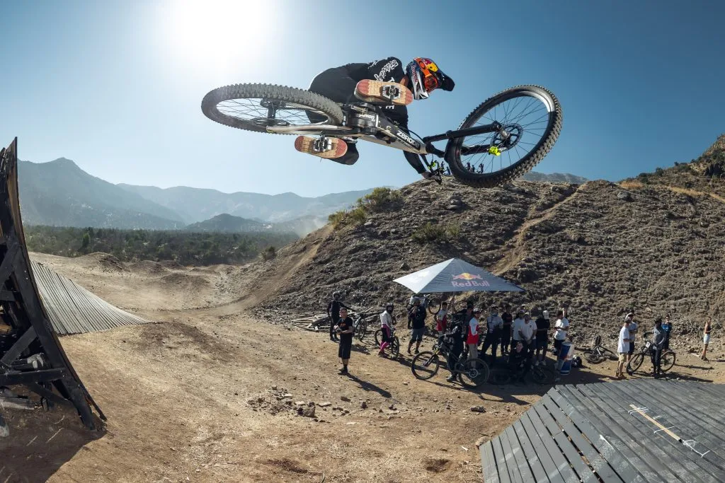 Pedro Burns la quiere romper en la temporada 2025 de downhill. Foto: Luis Barra / Red Bull Content Pool.